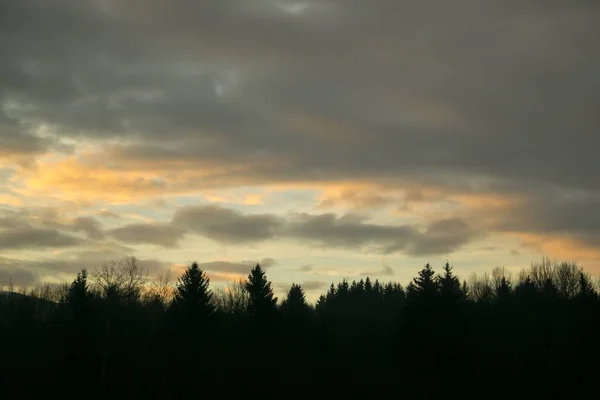 Heller Sonnenuntergang Über Der Berglandschaft — Stockfoto