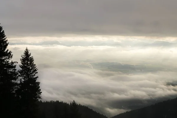 Γκρι Σύννεφα Πάνω Από Βουνά Τοπίο — Φωτογραφία Αρχείου