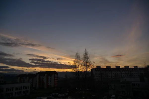 山の風景の上の明るい夕日 — ストック写真