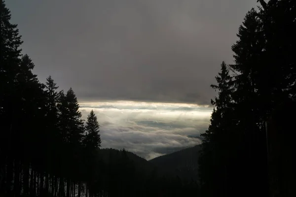 Nuvens Cinzentas Sobre Montanhas Paisagem — Fotografia de Stock