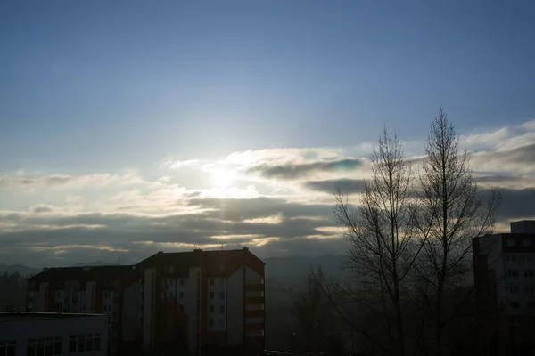 Molnig Himmel Över Den Europeiska Staden — Stockfoto