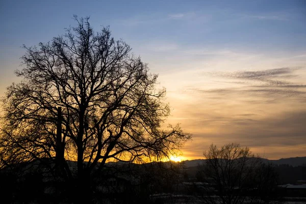 山の風景の上の明るい夕日 — ストック写真