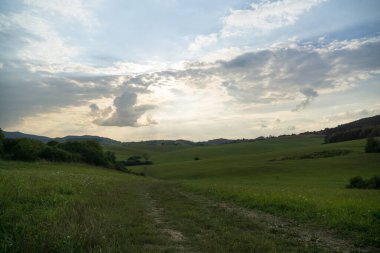 Tepelerve kasabaüzerinde gün doğumu ve gün batımı. Slovakya