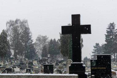 Avrupa kenti üzerinde bulutlu bir gökyüzü