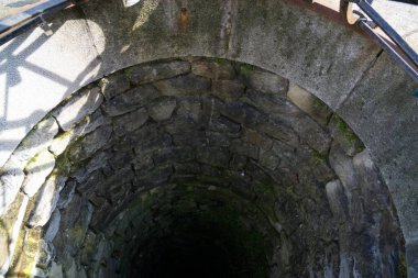 Kasabadaki derin su kuyusu, içeride. Slovakya