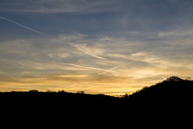 dağlar manzara üzerinde parlak gün batımı  