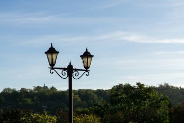 Parktaki sokak lambası. Çek Cumhuriyeti