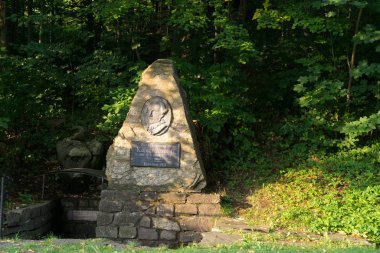 Parkın arka planında eski bir tapınak.