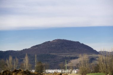 Mavi gökyüzü olan dağ manzarası