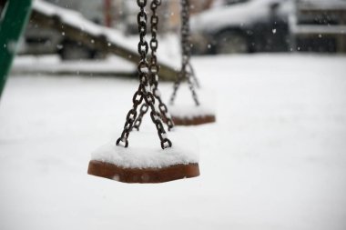 Kış günü kar altında oyun parkı