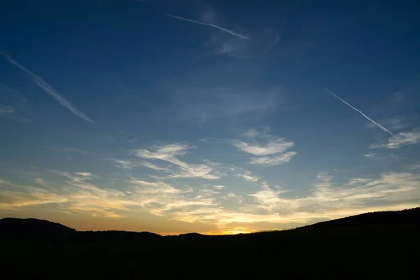 雲を背景に空に沈む夕日 — ストック写真