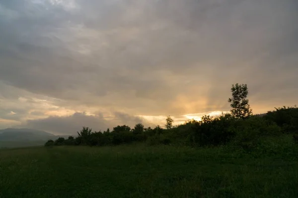 Krásný Západ Slunce Nad Kopcem Slovensku — Stock fotografie