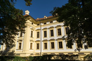 Dağlardaki klasik sarı otel binasının manzarası.