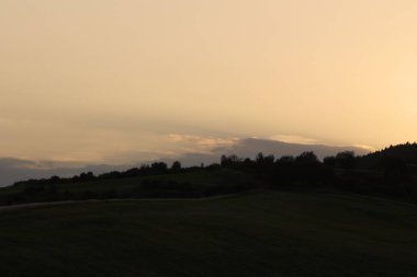 Bulutları ve gökyüzü olan güzel bir manzara.