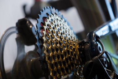 Zilina, Slovakya; 10-Jun-2018. 12 vitesli bisiklet Mtb zincir kaset - altın. Slovakya