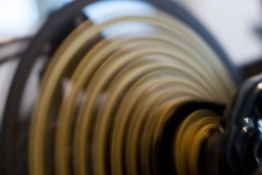 Zilina, Slovakya; 10-Jun-2018. 12 vitesli bisiklet Mtb zincir kaset - altın. Slovakya