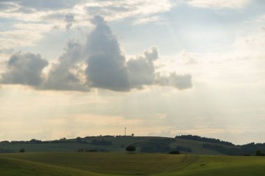 Tepelerve kasabaüzerinde gün doğumu ve gün batımı. Slovakya