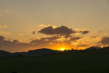 Slovakya 'da tepede güzel bir gün batımı
