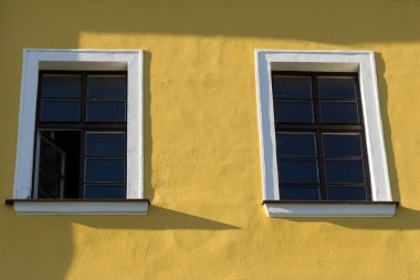 Pencere aslanı eski evin ön cephesinde