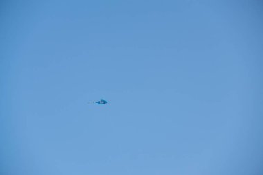 Mavi gökyüzünde uçan uçurtma