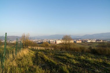 Avrupa kenti üzerinde bulutlu bir gökyüzü