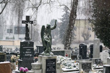 Zilina, Slovakya - 13 Şubat 2018: Kışın karla kaplı bir mezarlık. Slovakya