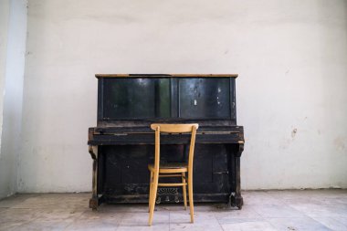 Eski ahşap piyano. Çek Cumhuriyeti