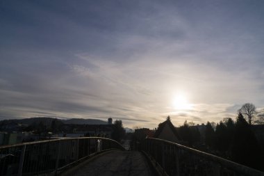 Baharda şehir ve köprü manzarası