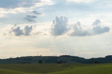 Slovakya 'da ağaçları olan güzel bir bahar tepesi