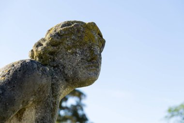 Kayadaki bir adamın taş heykeli.