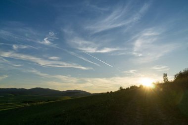 Tepelerve kasabaüzerinde gün doğumu ve gün batımı. Slovakya