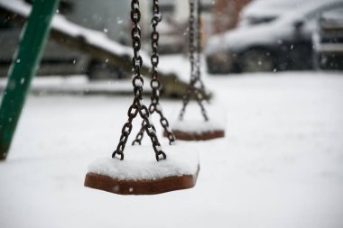 Kış günü kar altında oyun parkı