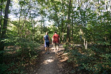 Ormanda yürüyen genç adamlar