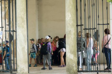 Şehirdeki insanlar çiftlikte gezintiye çıkıyorlar.