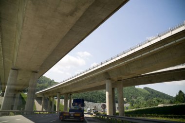 Trafiğe takılmış bir araba. Slovakya