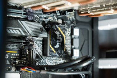 Arka planda bir bilgisayar anakartının yakın plan görüntüsü