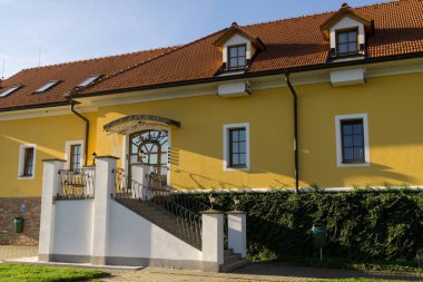 Dağlardaki klasik sarı otel binasının manzarası.
