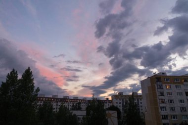 Şehirdeki binaların üzerinde gün doğumu ya da gün batımı. Slovakya