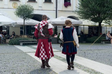 Zilina, Slovakya. 19-Jul-2018: Zilina 'da Ortaçağ Sanatı Günleri. Pazar: Ortaçağ giysileri içindeki insanlar sokakta. Slovakya
