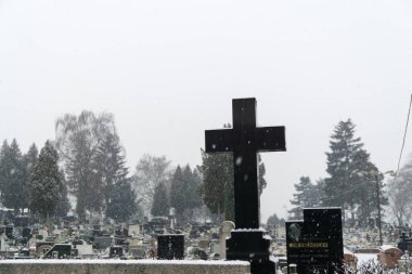 Zilina, Slovakya - 13 Şubat 2018: Kışın karla kaplı bir mezarlık. Slovakya