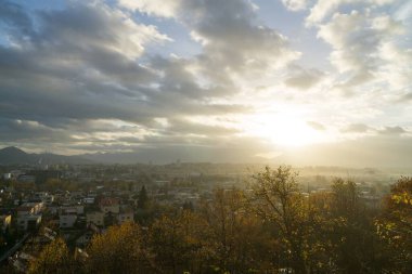 Avrupa kenti üzerinde bulutlu bir gökyüzü