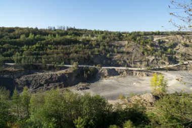 Kuru dağ sahnesinde güneş yolu aydınlattı.