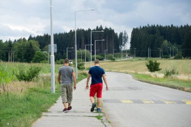 Yolda yürüyen adamların dikiz manzarası