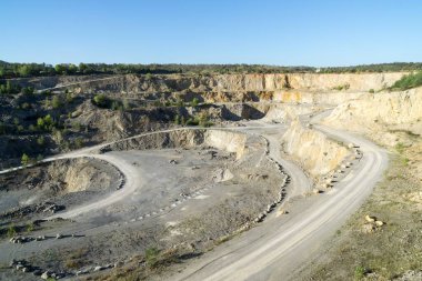 Kuru dağ sahnesinde güneş yolu aydınlattı.