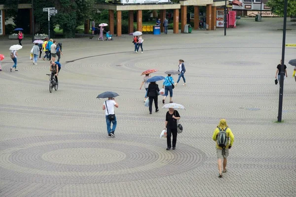 镇上下着雨 人们拿着雨伞 斯洛伐克 — 图库照片
