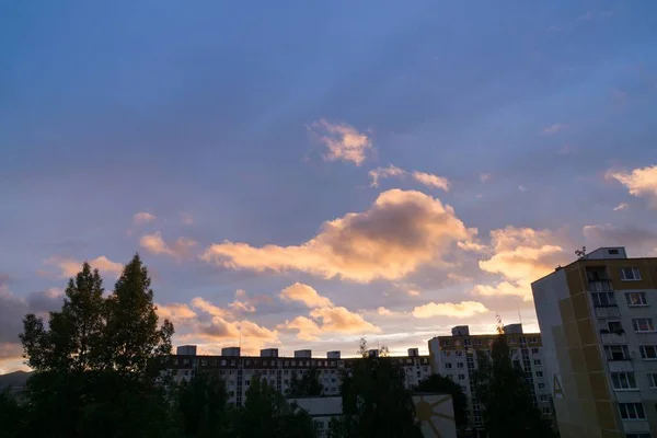 Sonnenaufgang Und Sonnenuntergang Über Den Gebäuden Der Stadt Slowakei — Stockfoto