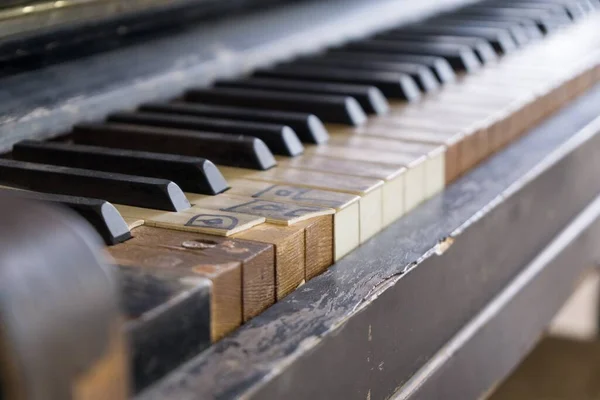 古い木製のピアノ Czech Republic — ストック写真
