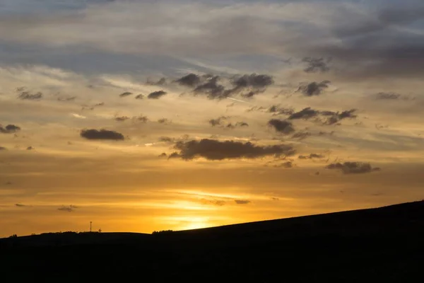 山の空の夕日 夕方のショット — ストック写真