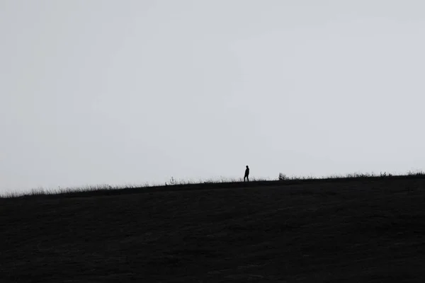 Person Silhouette Hill Grass Lawn Foreground Black White — Stock Photo, Image