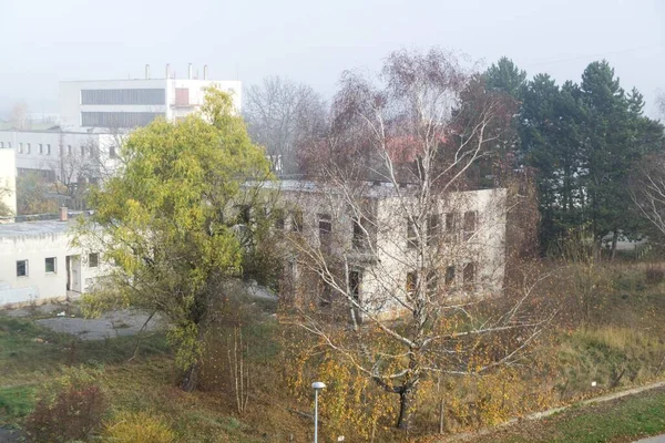 Arka Planda Terk Edilmiş Bina — Stok fotoğraf